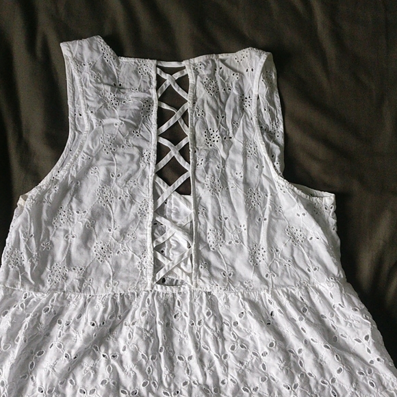 3/$30 EUC eyelet tank - Picture 3 of 3